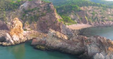 Dalian, Liaoning, Çin 'deki Binhai Yolu' nun bahar deniz manzarası.