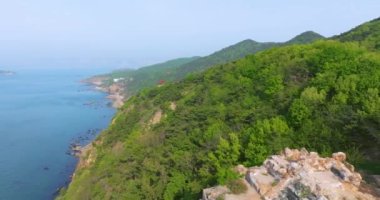 Dalian, Liaoning, Çin 'deki Binhai Yolu' nun bahar deniz manzarası.