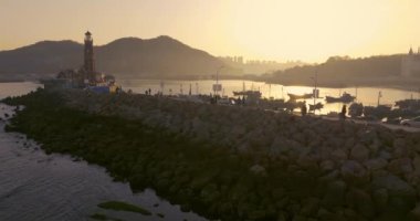 Dalian, Liaoning bölgesindeki Balıkçının Rıhtım manzaralı havadan çekilmiş fotoğrafı.
