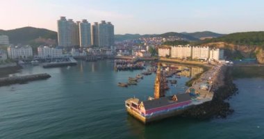 Dalian, Liaoning bölgesindeki Balıkçının Rıhtım manzaralı havadan çekilmiş fotoğrafı.