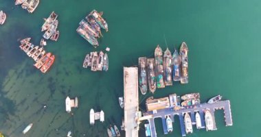 Dalian, Liaoning bölgesindeki Balıkçının Rıhtım manzaralı havadan çekilmiş fotoğrafı.