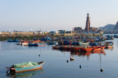 Dalian, Liaoning, Çin 'deki Binhai Yolu' nun bahar deniz manzarası.