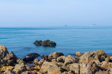 Dalian, Liaoning, Çin 'deki Binhai Yolu' nun bahar deniz manzarası.