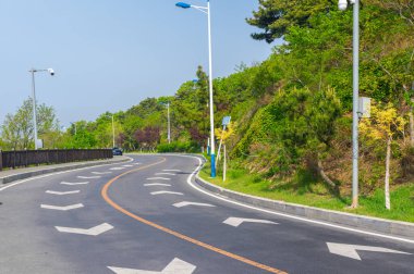 Dalian, Liaoning, Çin 'deki Binhai Yolu' nun bahar deniz manzarası.