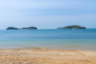 Dalian, Liaoning, Çin 'deki Binhai Yolu' nun bahar deniz manzarası.