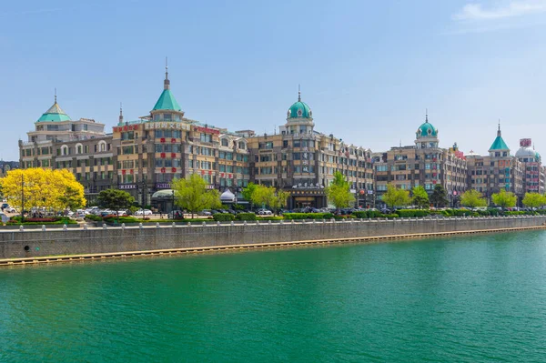 Dalian, Liaoning, Çin 'deki Binhai Yolu' nun bahar deniz manzarası.