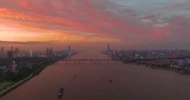 Wuhan yaz kenti simgeleri ve ufuk çizgisi gün batımı ve gece manzarası