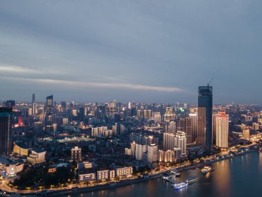 Wuhan Yangtze nehri ve Han nehri şehrin dört kıyısı üzerinde.