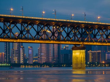 Wuhan Yangtze nehri ve Han nehri şehrin dört kıyısı üzerinde.