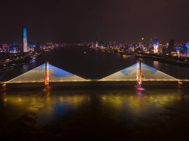 Wuhan Yangtze nehri ve Han nehri şehrin dört kıyısı üzerinde.