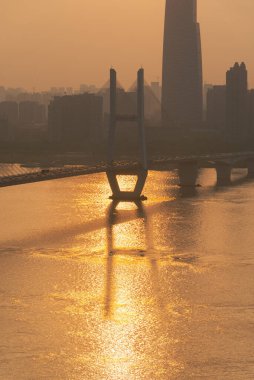 Wuhan Yangtze nehri ve Han nehri şehrin dört kıyısı üzerinde.