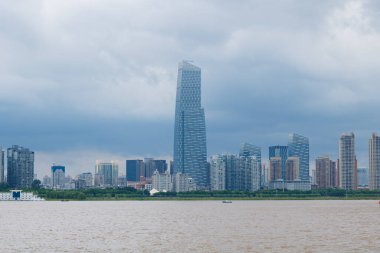 Wuhan Yangtze nehri ve Han nehri şehrin dört kıyısı üzerinde.