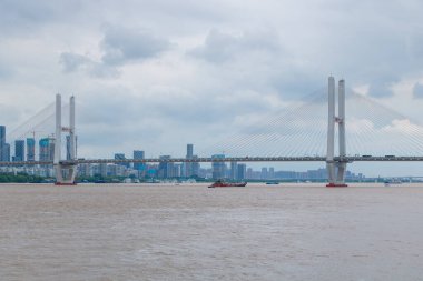 Wuhan Yangtze nehri ve Han nehri şehrin dört kıyısı üzerinde.