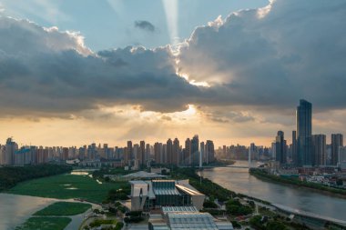 Wuhan Yangtze nehri ve Han nehri şehrin dört kıyısı üzerinde.