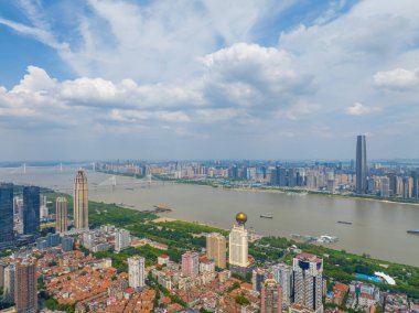 Wuhan Yangtze nehri ve Han nehri şehrin dört kıyısı üzerinde.