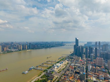 Wuhan Yangtze nehri ve Han nehri şehrin dört kıyısı üzerinde.