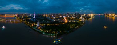 Wuhan Yangtze nehri ve Han nehri şehrin dört kıyısı üzerinde.