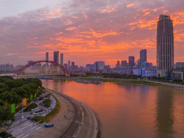 Wuhan Yangtze nehri ve Han nehri şehrin dört kıyısı üzerinde.