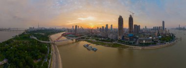 Wuhan Yangtze nehri ve Han nehri şehrin dört kıyısı üzerinde.