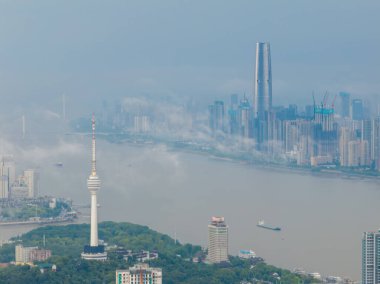 Wuhan Yangtze nehri ve Han nehri şehrin dört kıyısı üzerinde.