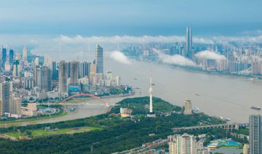 Wuhan Yangtze nehri ve Han nehri şehrin dört kıyısı üzerinde.