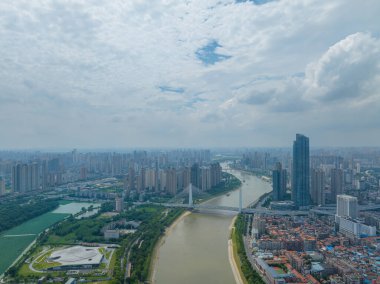 Wuhan Yangtze nehri ve Han nehri şehrin dört kıyısı üzerinde.