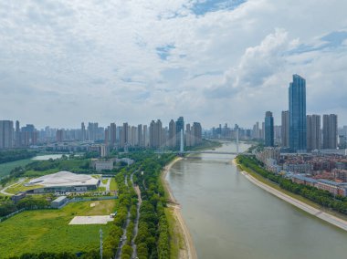 Wuhan Yangtze nehri ve Han nehri şehrin dört kıyısı üzerinde.