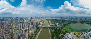 Wuhan Yangtze nehri ve Han nehri şehrin dört kıyısı üzerinde.