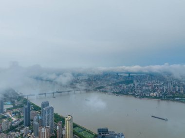 Wuhan Yangtze nehri ve Han nehri şehrin dört kıyısı üzerinde.