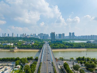 Wuhan Yangtze nehri ve Han nehri şehrin dört kıyısı üzerinde.