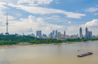 Wuhan Yangtze nehri ve Han nehri şehrin dört kıyısı üzerinde.