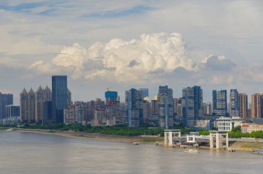 Wuhan Yangtze nehri ve Han nehri şehrin dört kıyısı üzerinde.