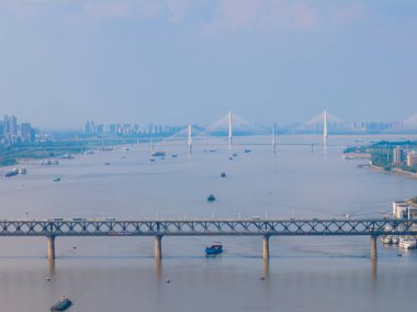 Wuhan Yangtze nehri ve Han nehri şehrin dört kıyısı üzerinde.