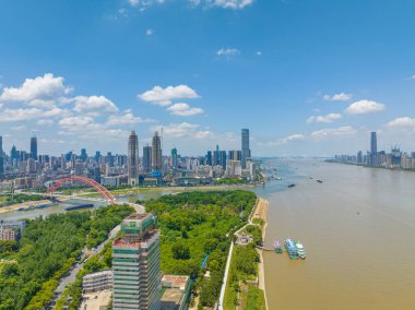 Wuhan Yangtze nehri ve Han nehri şehrin dört kıyısı üzerinde.