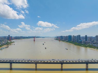 Wuhan Yangtze nehri ve Han nehri şehrin dört kıyısı üzerinde.