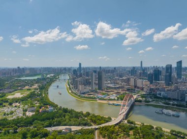 Wuhan Yangtze nehri ve Han nehri şehrin dört kıyısı üzerinde.
