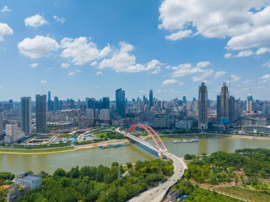 Wuhan Yangtze nehri ve Han nehri şehrin dört kıyısı üzerinde.