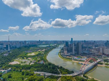 Wuhan Yangtze nehri ve Han nehri şehrin dört kıyısı üzerinde.
