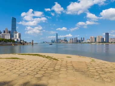 Wuhan Yangtze nehri ve Han nehri şehrin dört kıyısı üzerinde.