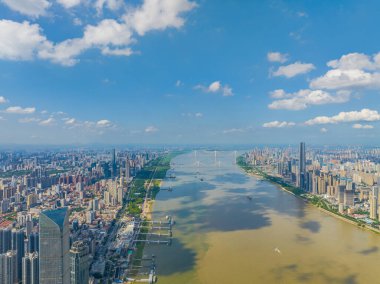 Wuhan Yangtze nehri ve Han nehri şehrin dört kıyısı üzerinde.