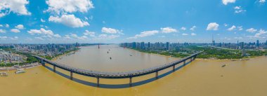 Wuhan Yangtze nehri ve Han nehri şehrin dört kıyısı üzerinde.