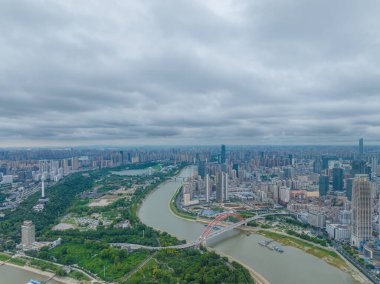 Wuhan Yangtze nehri ve Han nehri şehrin dört kıyısı üzerinde.