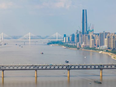 Wuhan Yangtze nehri ve Han nehri şehrin dört kıyısı üzerinde.