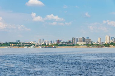 Wuhan Yangtze nehri ve Han nehri şehrin dört kıyısı üzerinde.