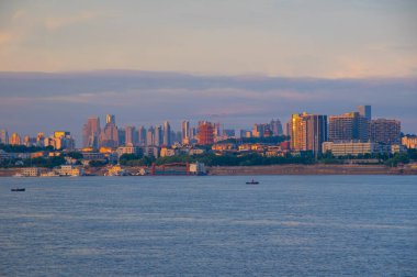 Wuhan Yangtze nehri ve Han nehri şehrin dört kıyısı üzerinde.