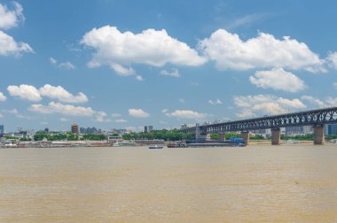 Wuhan Yangtze nehri ve Han nehri şehrin dört kıyısı üzerinde.
