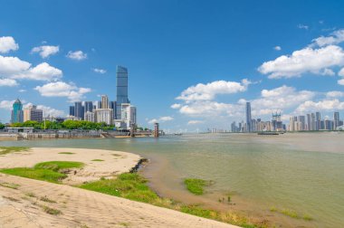 Wuhan Yangtze nehri ve Han nehri şehrin dört kıyısı üzerinde.