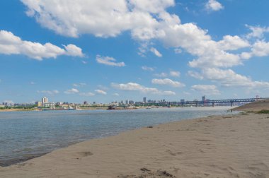 Wuhan Yangtze nehri ve Han nehri şehrin dört kıyısı üzerinde.