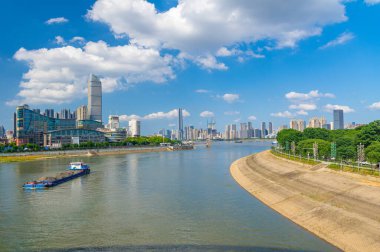 Wuhan Yangtze nehri ve Han nehri şehrin dört kıyısı üzerinde.