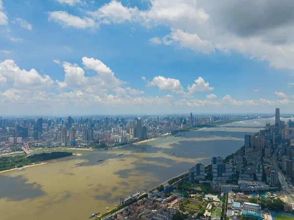 Wuhan Yangtze nehri ve Han nehri şehrin dört kıyısı üzerinde.